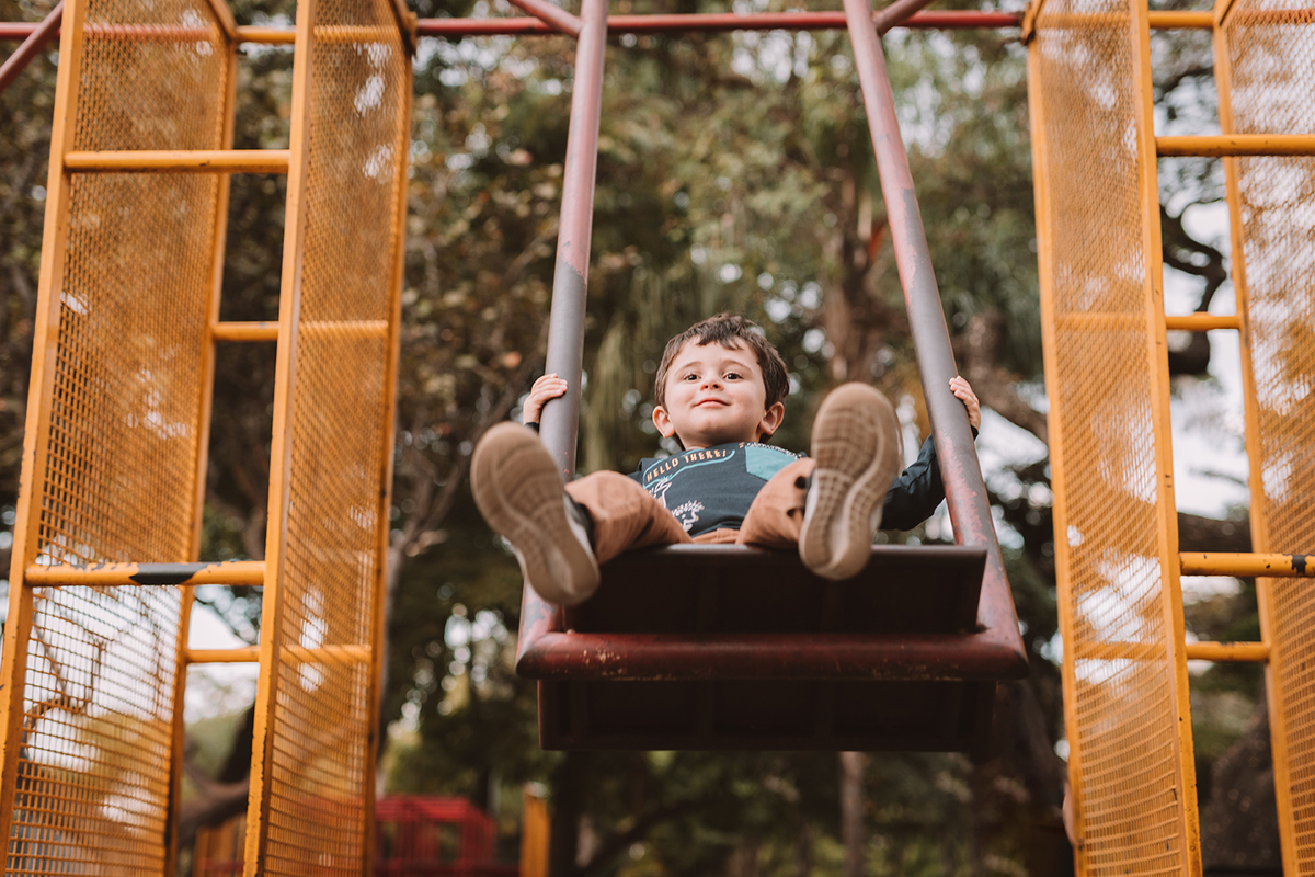 Menino no balanço praça Carlos Chagas em Belo Horizonte - MG