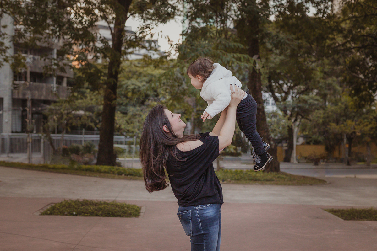 mãe carregando filha bebe na praça Carlos Chagas em Belo Horizonte - MG