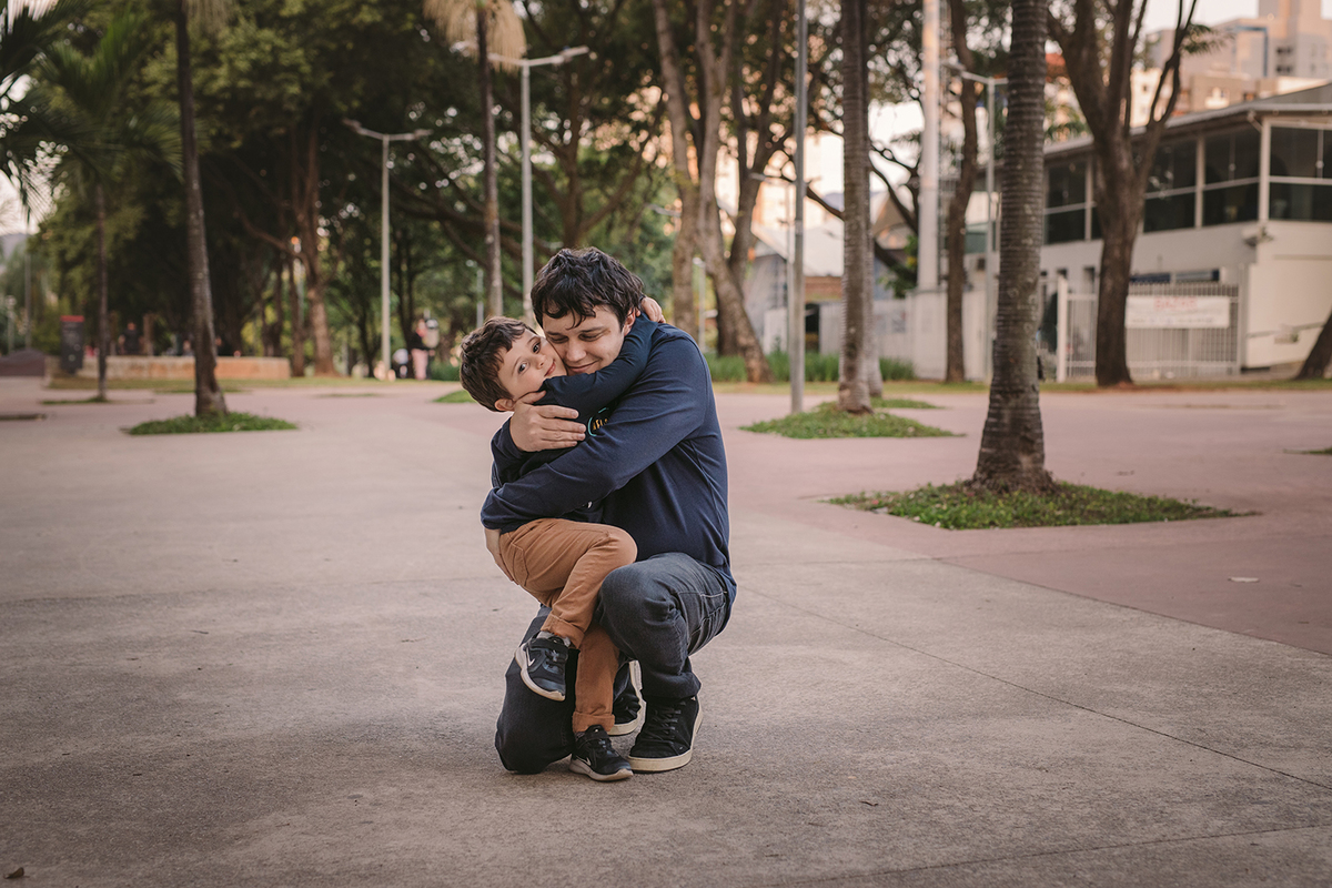 Menino abraçando o pai na praça Carlos Chagas em Belo Horizonte - MG