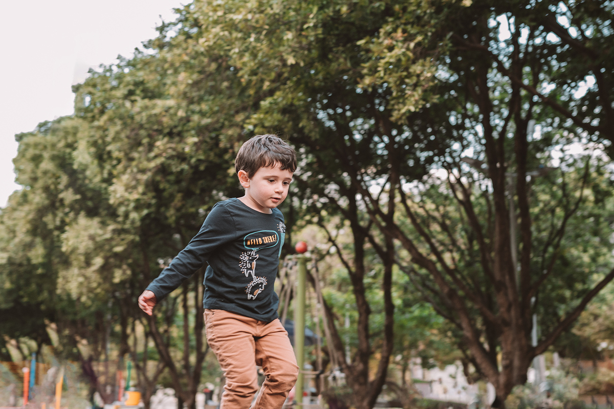 Menino pulando na praça Carlos Chagas em Belo Horizonte - MG
