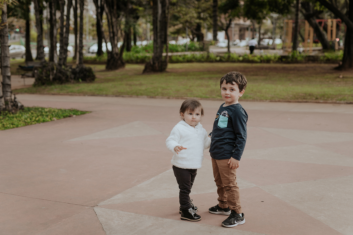 Menino  e menina na praça Carlos Chagas em Belo Horizonte - MG