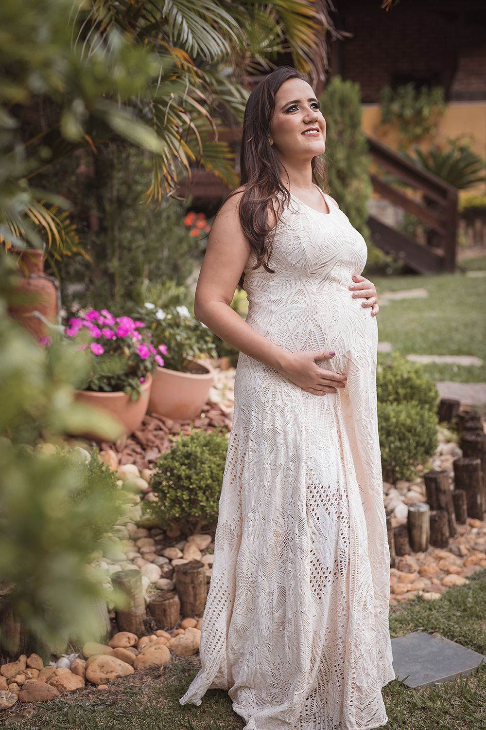 Gestante com vestido branco e mão na barriga em Belo Horizonte - MG