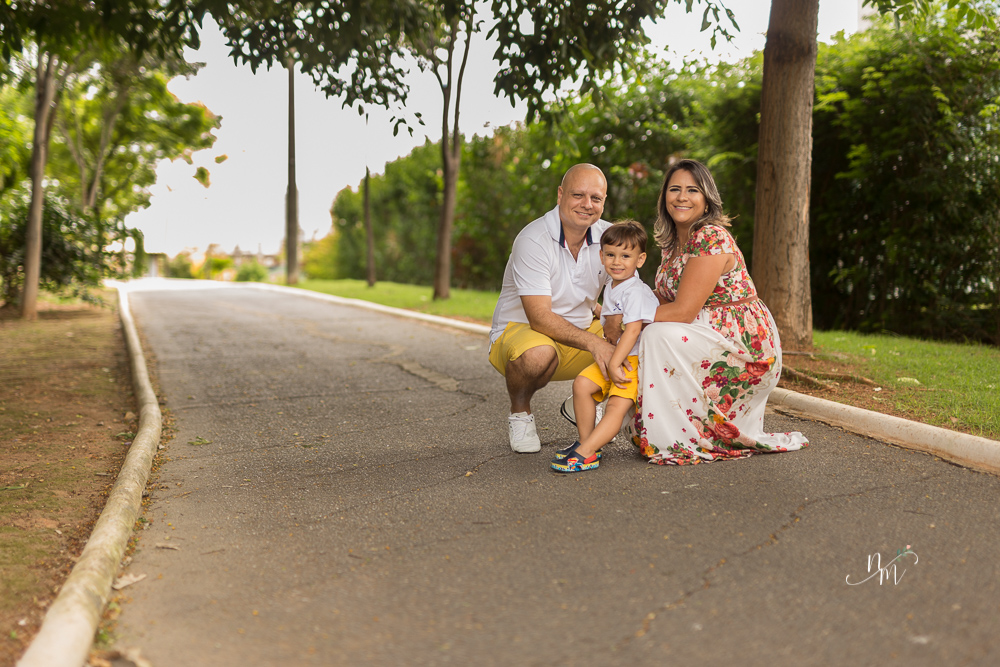 Gestante com o pai e filho em uma área verde em Belo Horizonte  - MG fotografada por Natália Melo