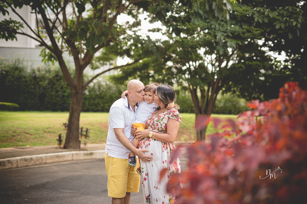 Gestante com o pai e filho em uma área verde em Belo Horizonte  - MG fotografada por Natália Melo