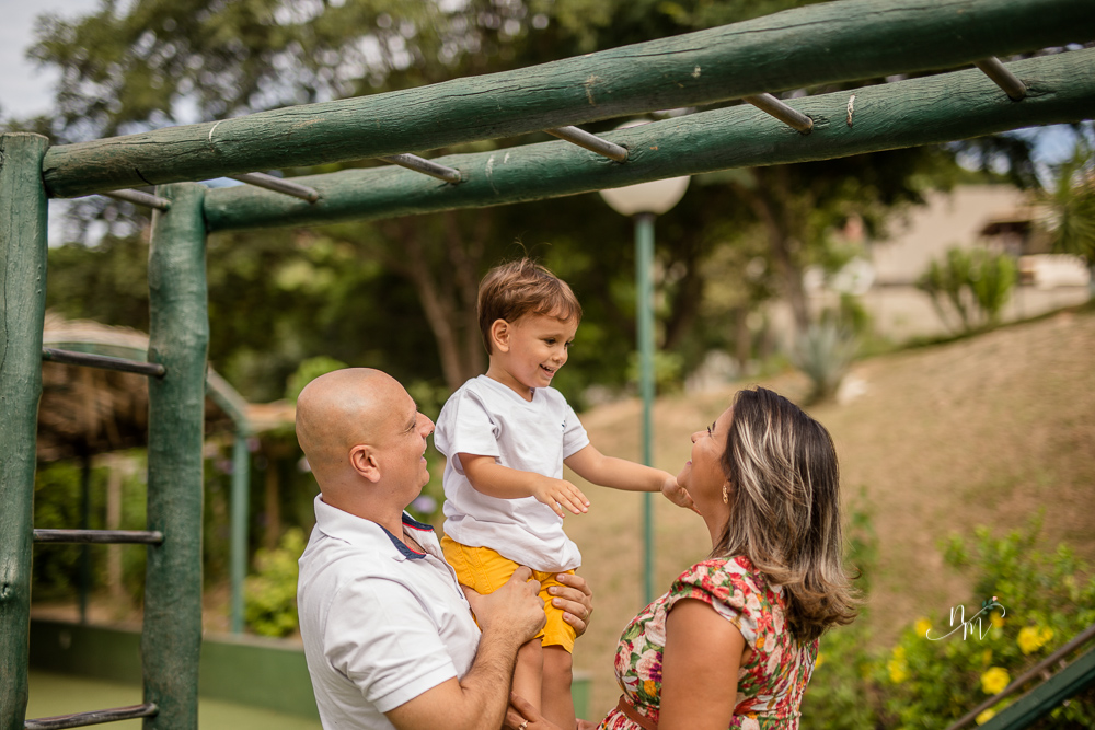 Gestante com o pai e filho em uma área verde em Belo Horizonte  - MG fotografada por Natália Melo