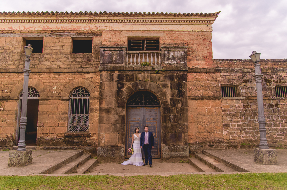 ensaio-casal-trash-the-dress-street-wedding-junior-prado-everton-rosa-vestido-de-casamento-sereia-destination-elopement-fotografo-licenciado-piracicaba