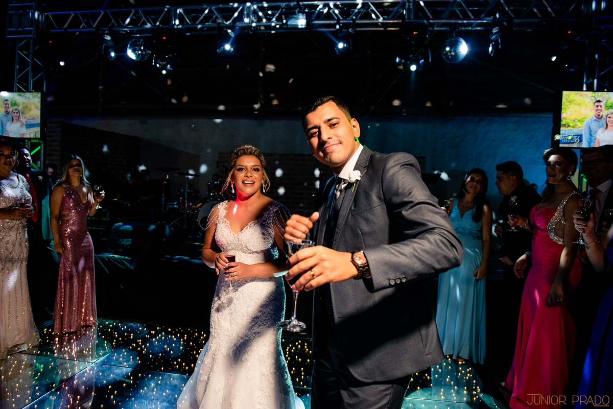 street-wedding-junior-prado-vestido-de-casamento-sereia-vireinoiva-voucasar-vermelho-madrinhas-decoraçao-buque-makeup-fvtb-blogdenoiva-noivas-2019