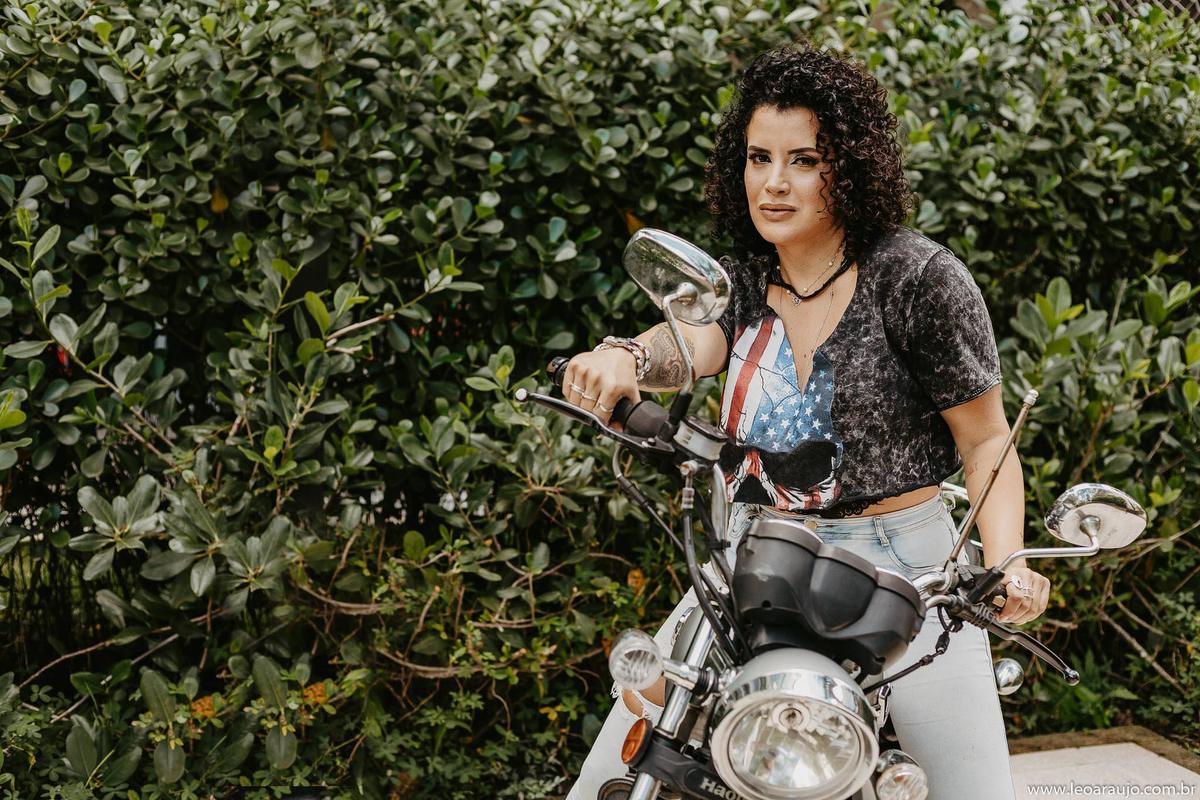 Ensaio feminino - ensaio fotográfico - ensaio feminino externo - fotógrafo RJ - fotografia RJ - Recreio dos bandeirantes - leoaraujofotografo - motocicleta