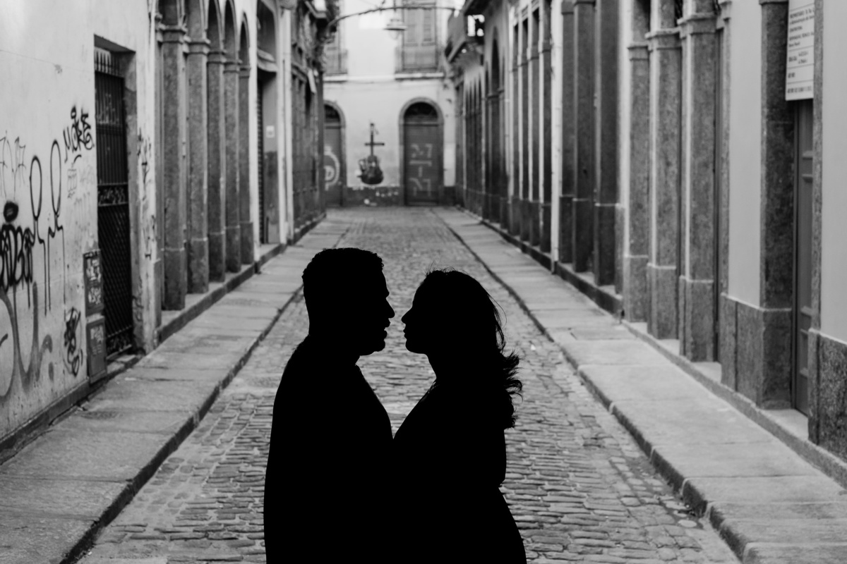 Ensaio pré casamento - Casamento RJ - Fotografia de Casamento - Casal negro - Fotógrafo de Casamento - Centro do Rio - Arco do teles - Silhueta 
