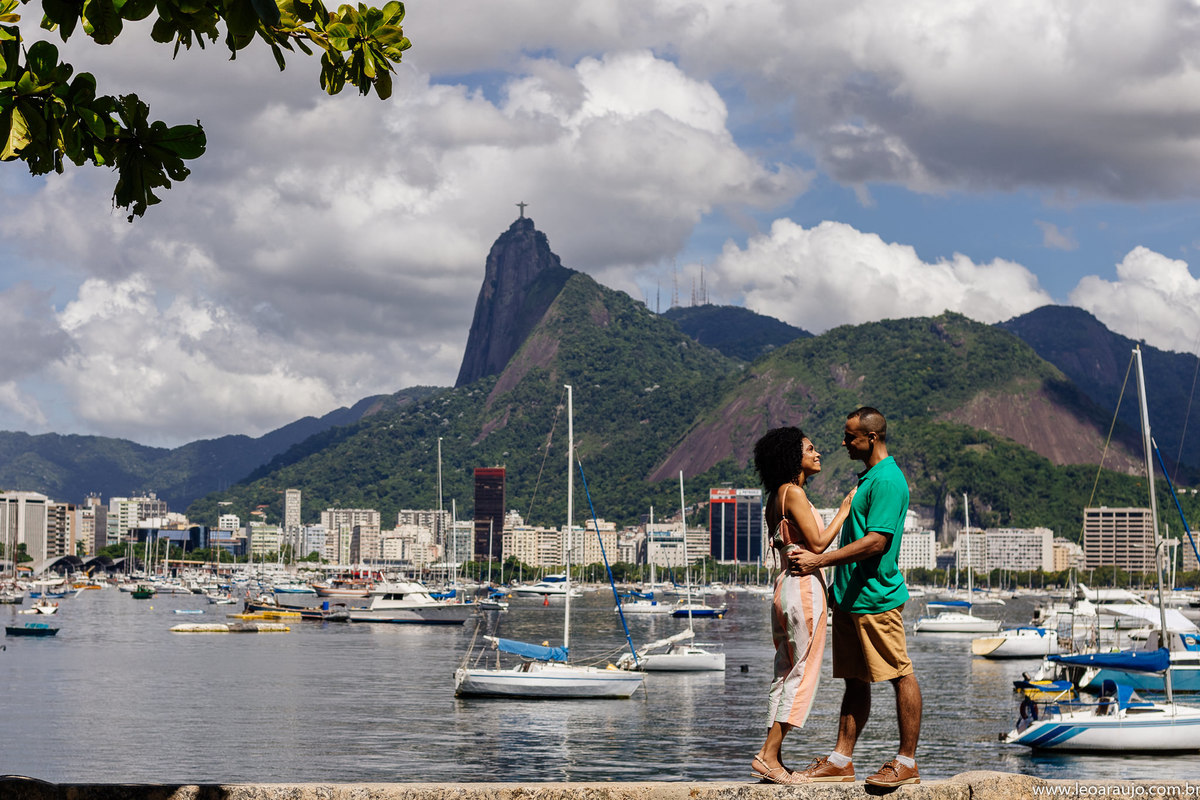 ensaio pré casamento - ensaio na urca - pré wedding - fotografia preto e branco - urca - casal feliz - casal apaixonado - cristo redentor