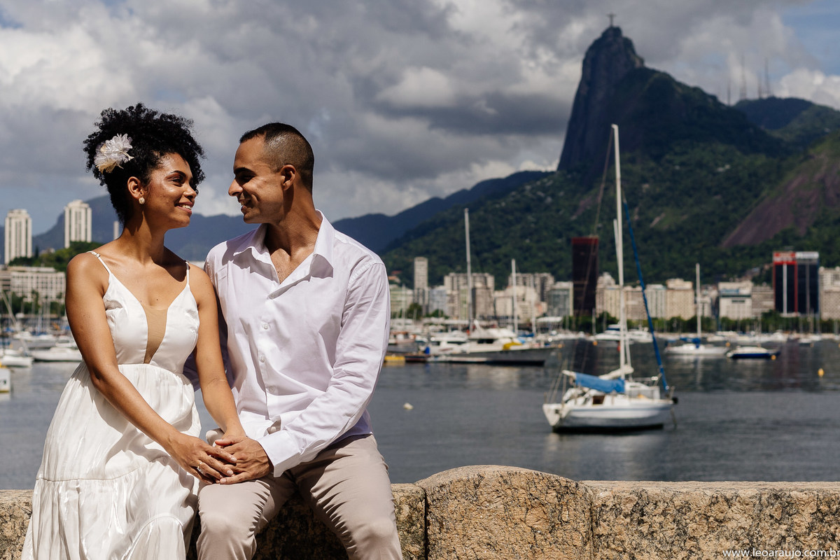 ensaio pré casamento - ensaio na urca - pré wedding - fotografia preto e branco - urca - casal feliz - casal apaixonado - cristo redentor 