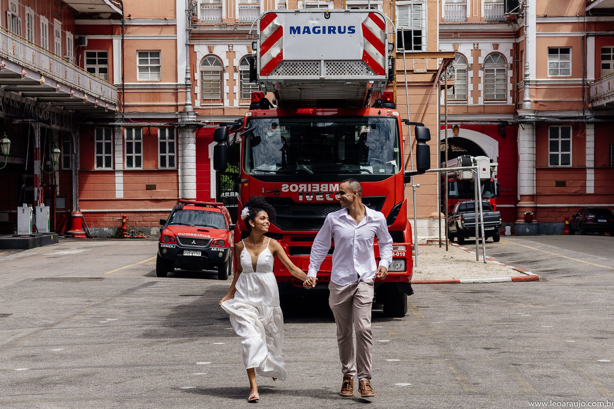 ensaio pré casamento - ensaio na urca - pré wedding - fotografia preto e branco - urca - casal apaixonado - casal bombeiro - bombeiros - cbmerj