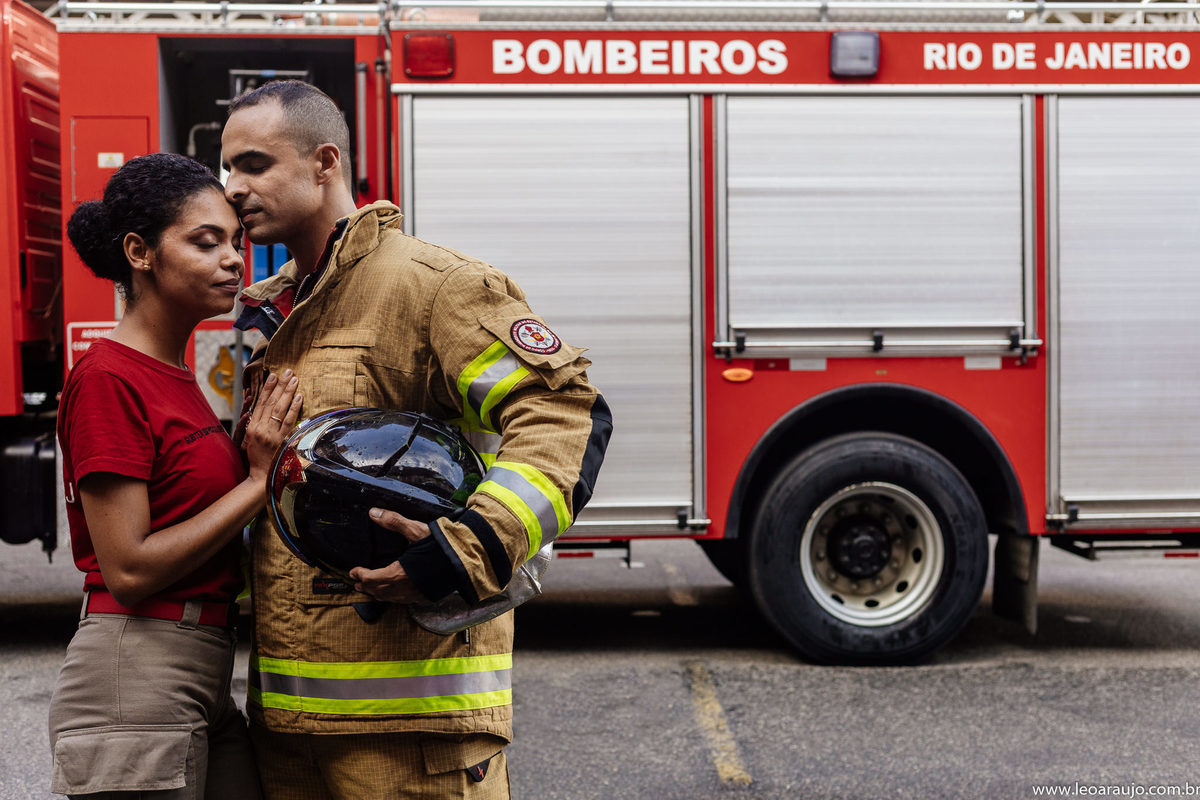 ensaio pré casamento - ensaio na urca - pré wedding - fotografia preto e branco - urca - casal apaixonado - casal bombeiro - bombeiros - cbmerj