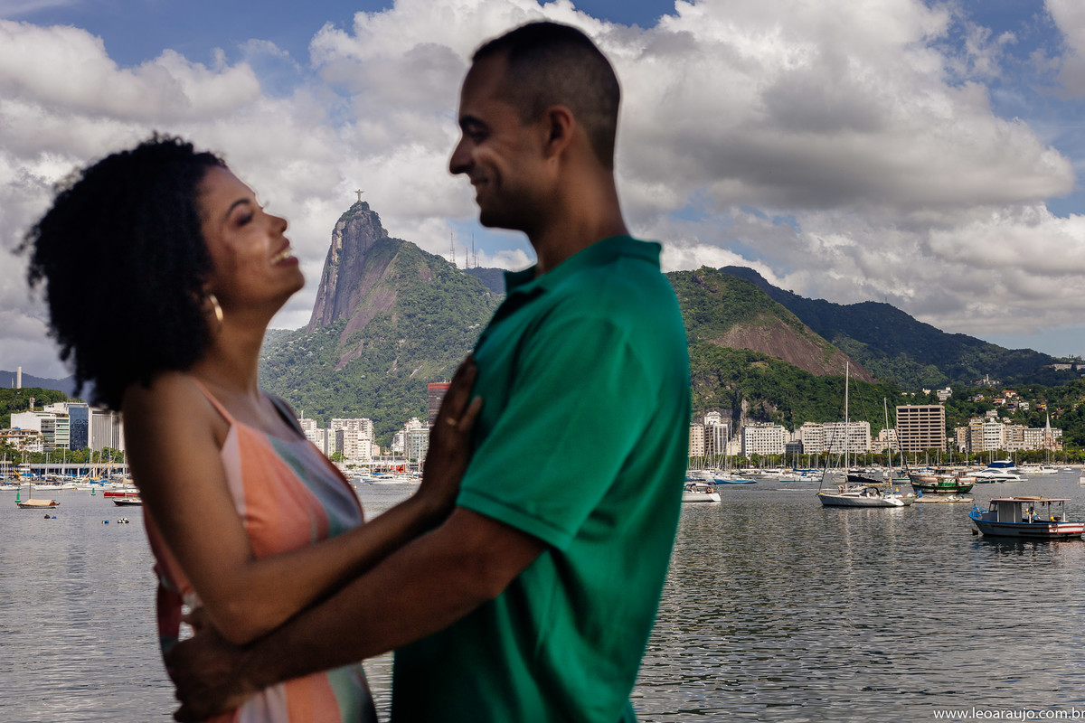 ensaio pré casamento - ensaio na urca - pré wedding - fotografia preto e branco - urca - casal feliz - casal apaixonado - cristo redentor 