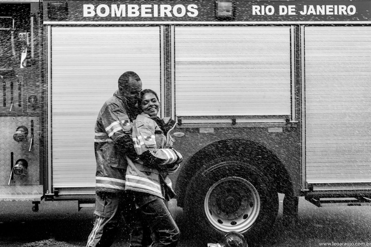 ensaio pré casamento - ensaio na urca - pré wedding - fotografia preto e branco - urca - casal apaixonado - casal bombeiro - bombeiros - cbmerj