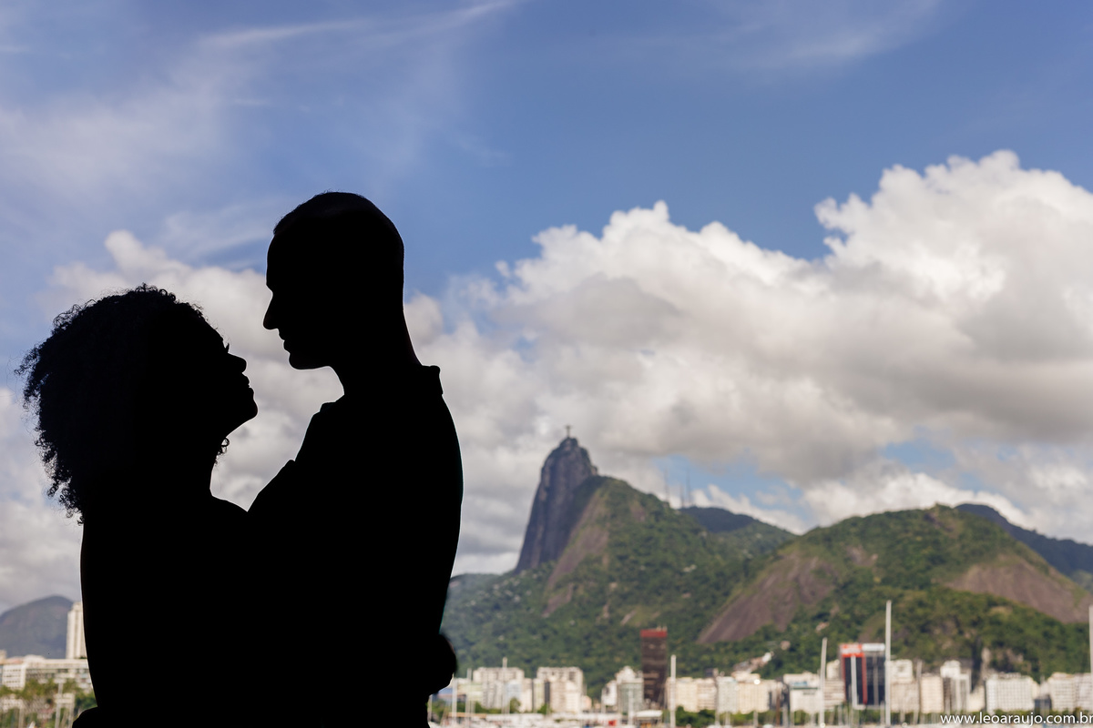 ensaio pré casamento - ensaio na urca - pré wedding - fotografia preto e branco - urca - casal feliz - casal apaixonado - cristo redentor - silhueta