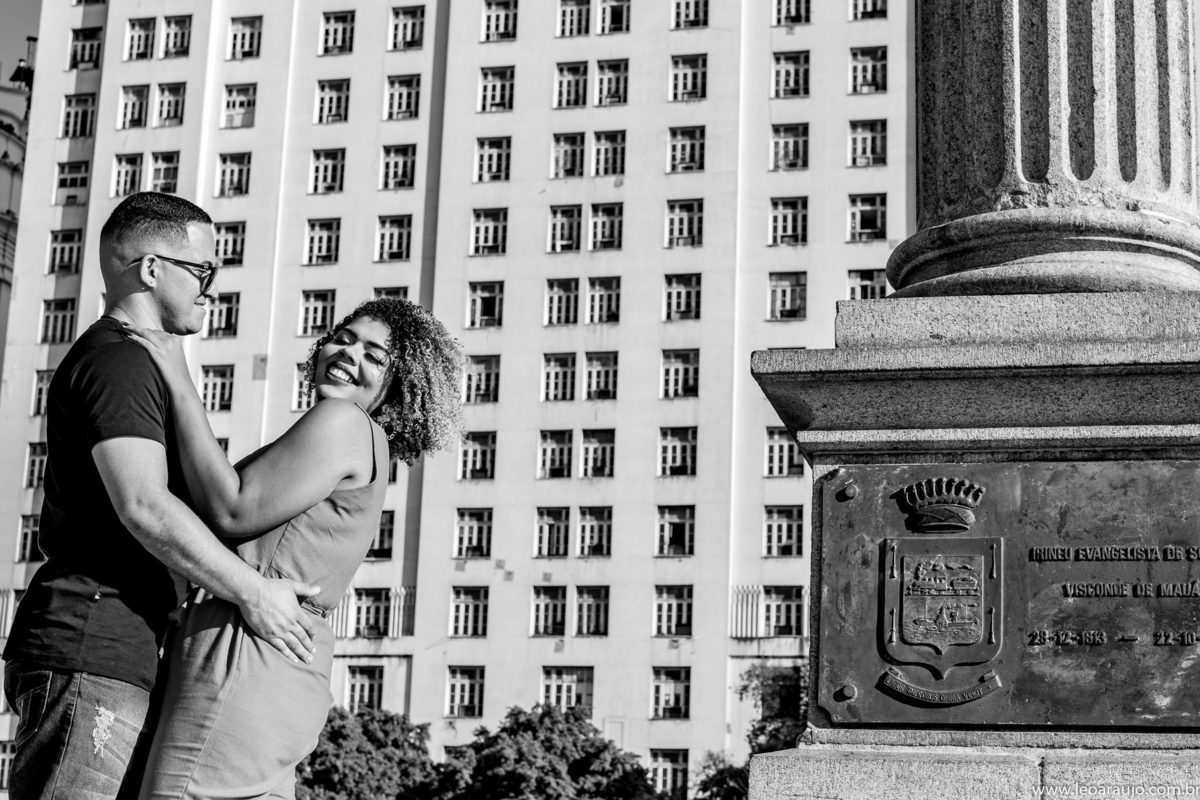 ensaio pré casamento - ensaio na praça mauá - ensaio no boulevard olimpíco - museu do amanhã - préwedding - casal apaixonado - casal feliz - fotografia preto e branco 