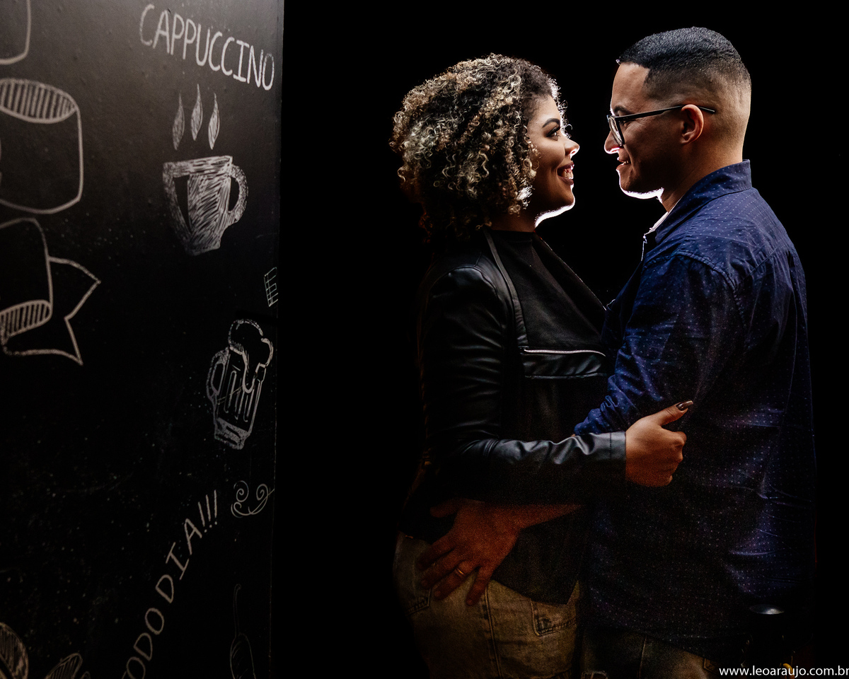 ensaio pré casamento - préwedding - casal apaixonado - grão café - cafeteria - ensaio na cafeteria - luz de recorte - ensaio de casal 