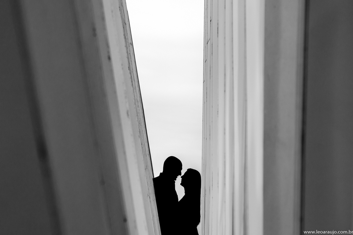 ensaio casal - pré casamento - leoaraujofotógrafo - sessão fotográfica de casal - cidade das artes - ensaio pré casamento - pré wedding - noivos - ensaio fotográfico de casal - silhueta