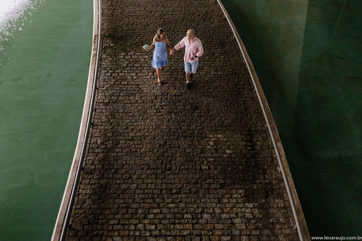 ensaio casal - pré casamento - leoaraujofotógrafo - sessão fotográfica de casal - cidade das artes - ensaio pré casamento - pré wedding - noivos - ensaio fotográfico de casal