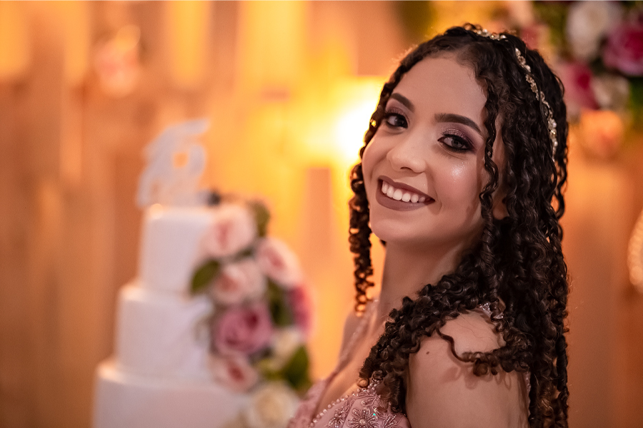 com um sorriso encantador,