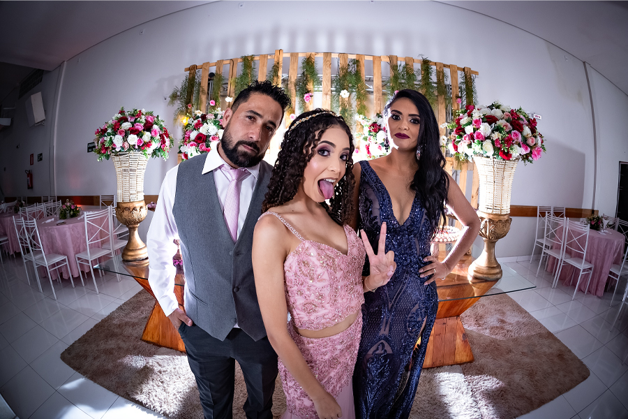 Com seu jeito brincalhona e feliz de ser.