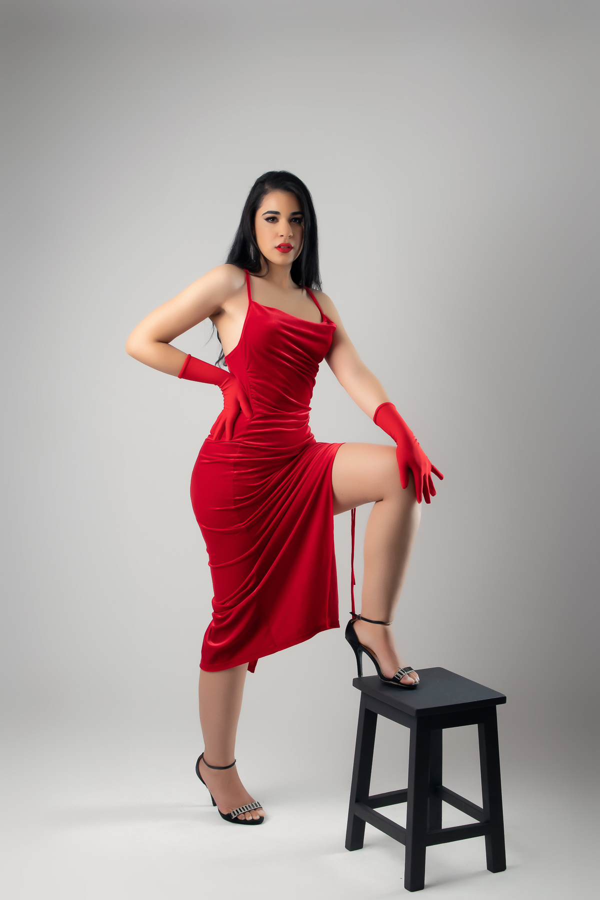 ensaio fotografico em estudio vestido vermelho jeans