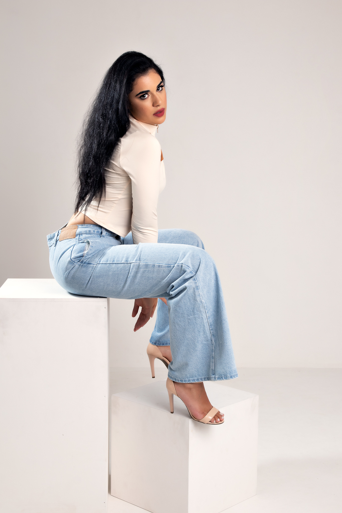 ensaio fotografico em estudio vestido vermelho jeans
