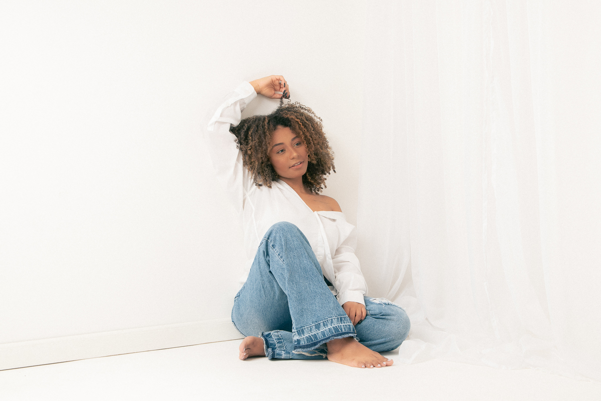 ensaio casual feminino em estúdio marcos felipe fotografia belo horizonte contagem ibirite jeans blusa social branca