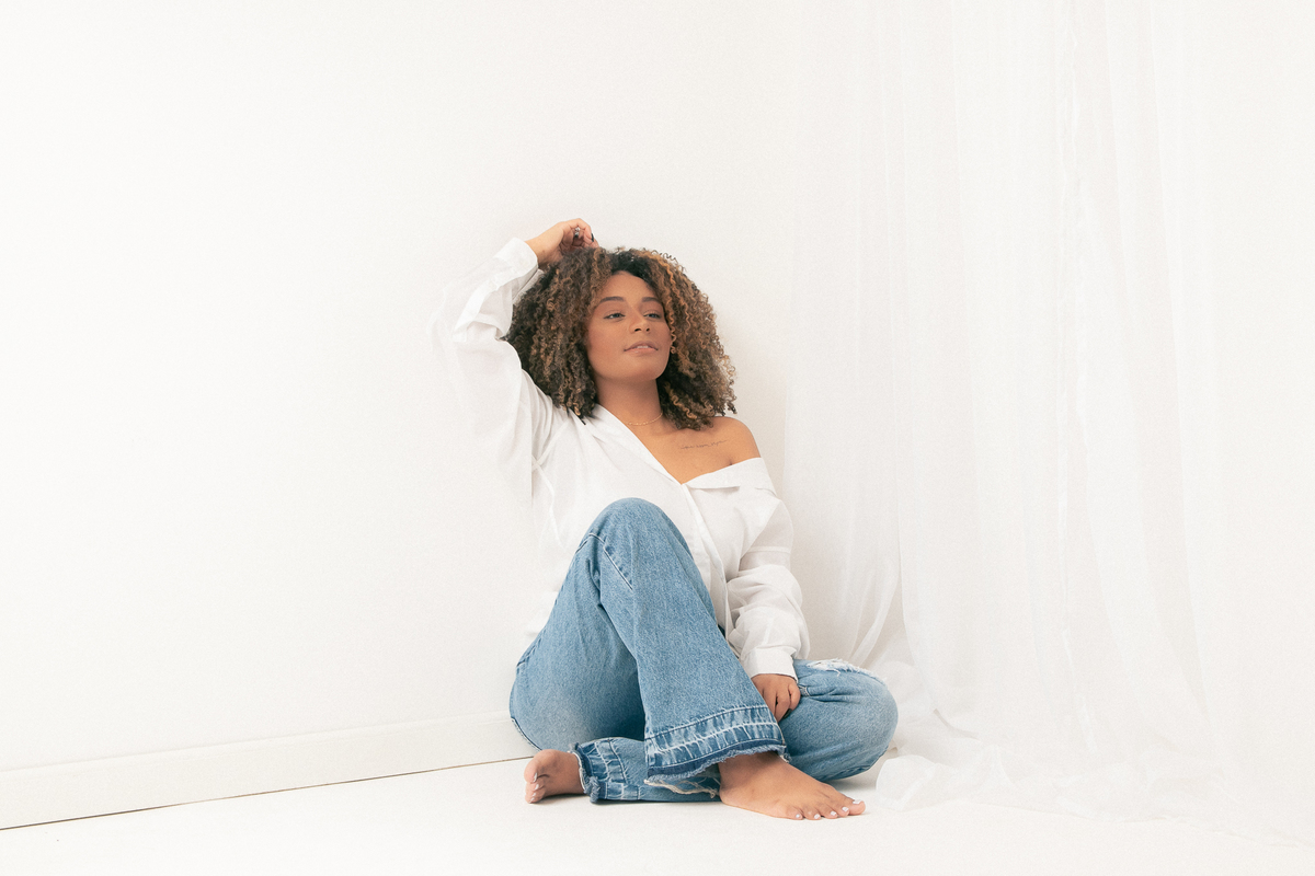 ensaio casual feminino em estúdio marcos felipe fotografia belo horizonte contagem ibirite jeans blusa social branca