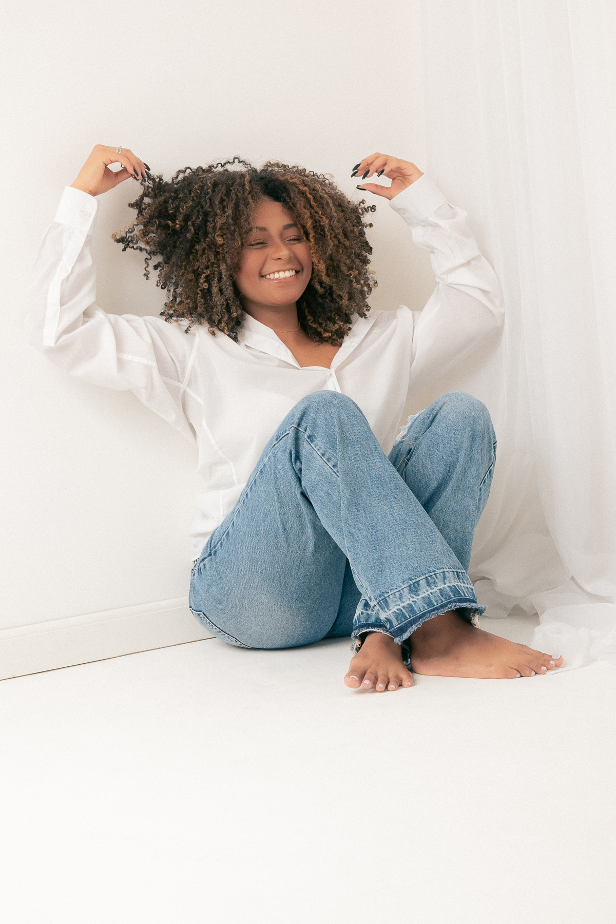 ensaio casual feminino em estúdio marcos felipe fotografia belo horizonte contagem ibirite jeans blusa social branca