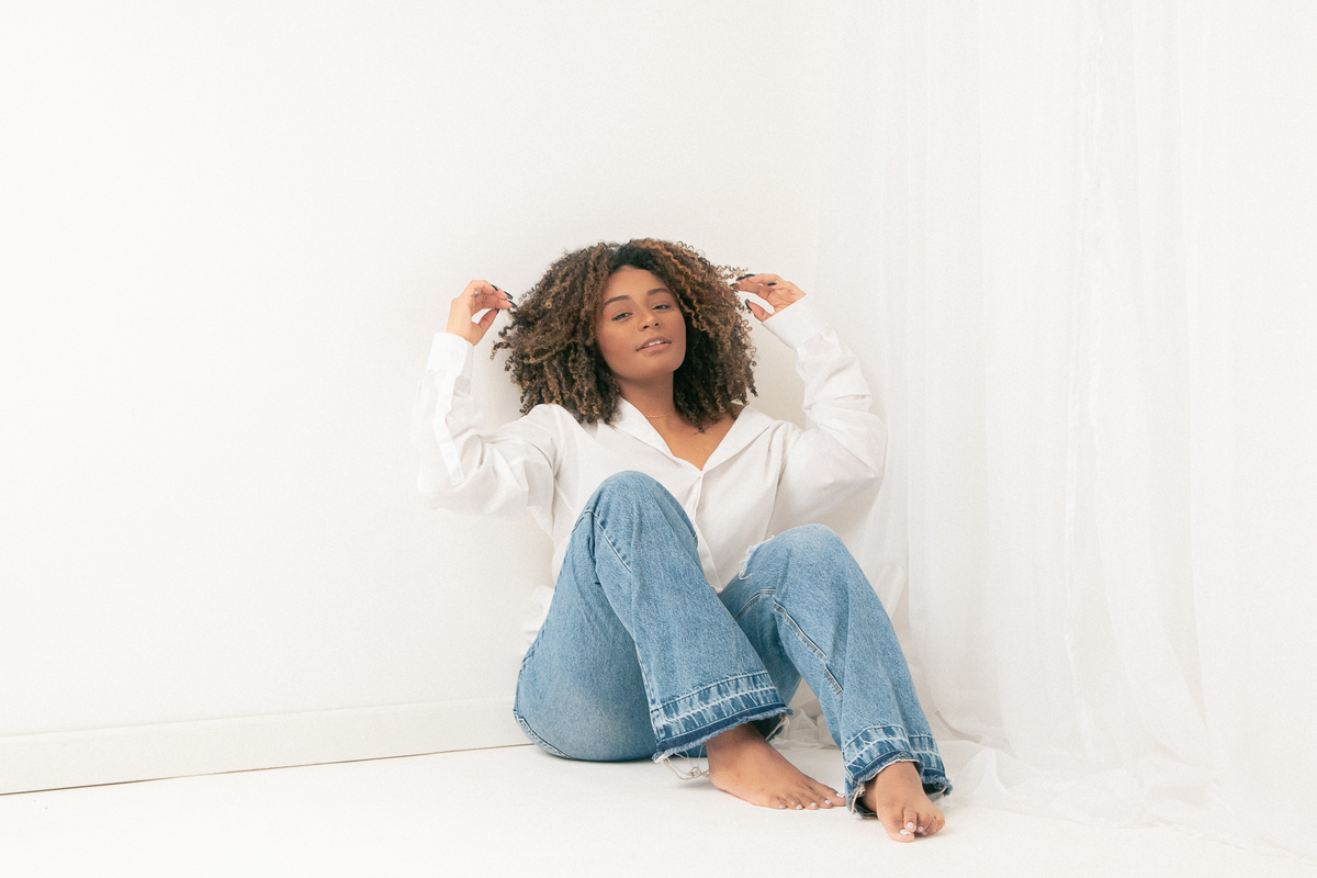 ensaio casual feminino em estúdio marcos felipe fotografia belo horizonte contagem ibirite jeans blusa social branca