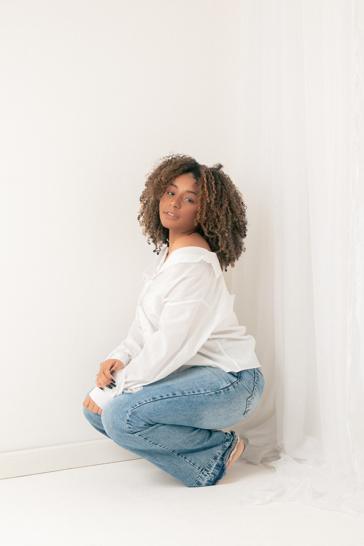 ensaio casual feminino em estúdio marcos felipe fotografia belo horizonte contagem ibirite jeans blusa social branca