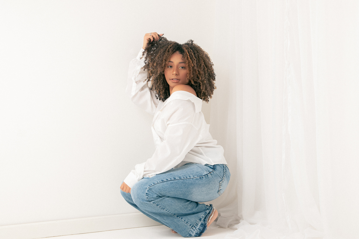 ensaio casual feminino em estúdio marcos felipe fotografia belo horizonte contagem ibirite jeans blusa social branca