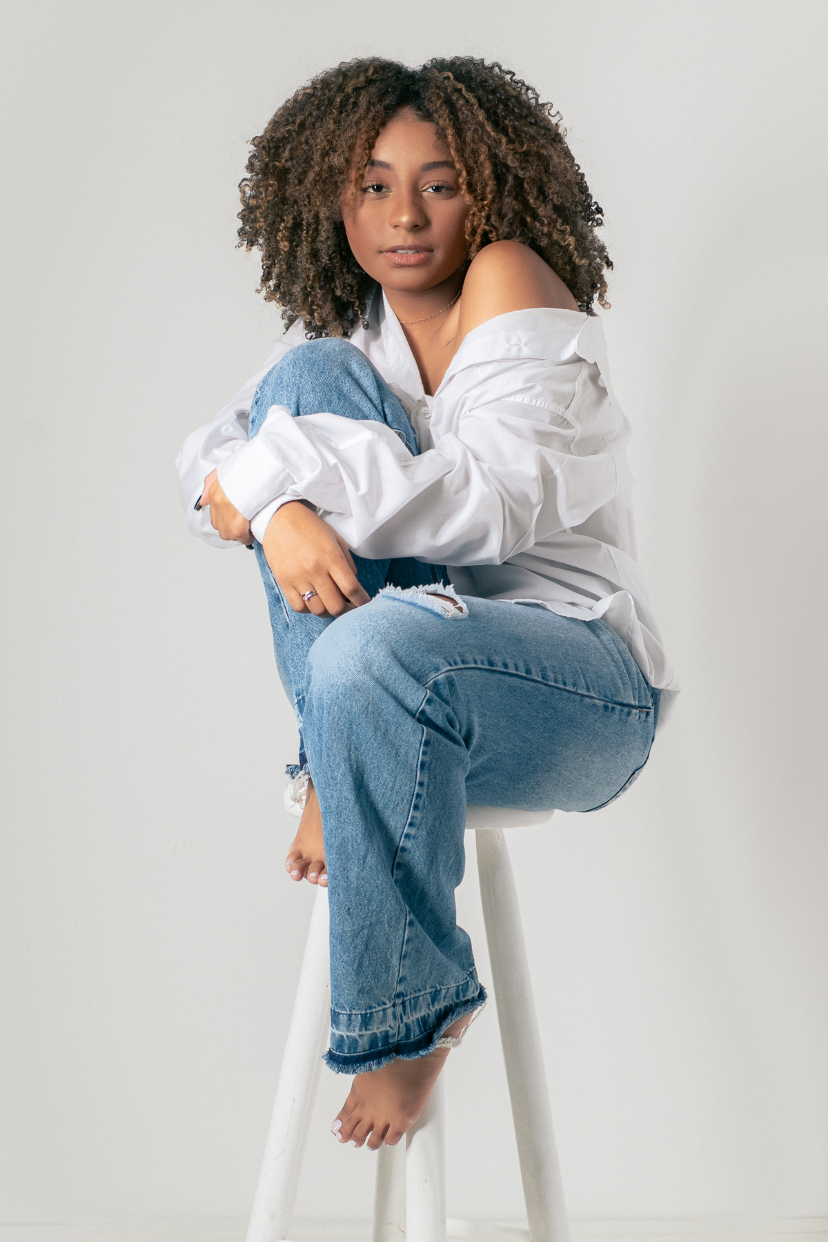 ensaio casual feminino em estúdio marcos felipe fotografia belo horizonte contagem ibirite jeans blusa social branca