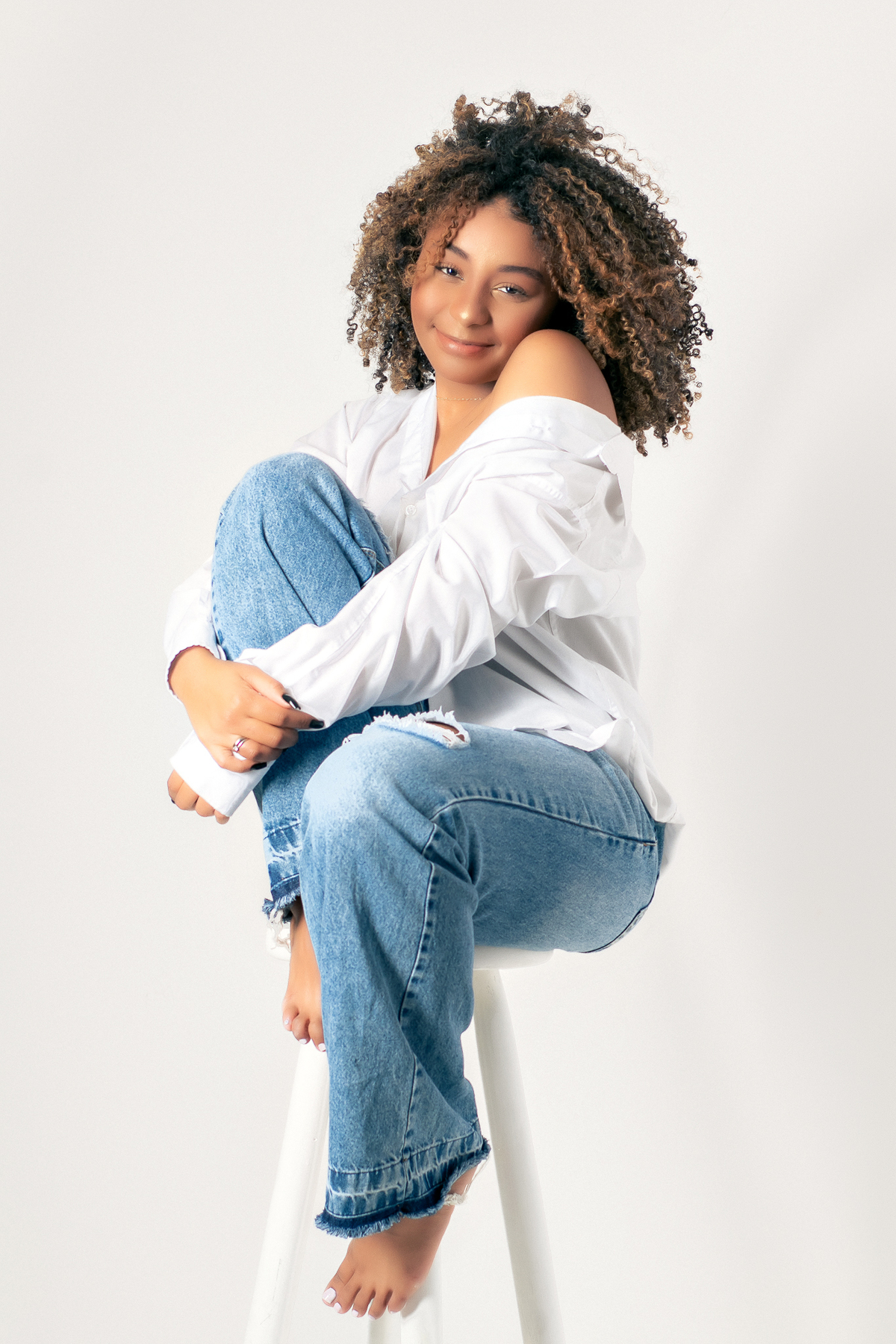 ensaio casual feminino em estúdio marcos felipe fotografia belo horizonte contagem ibirite jeans blusa social branca