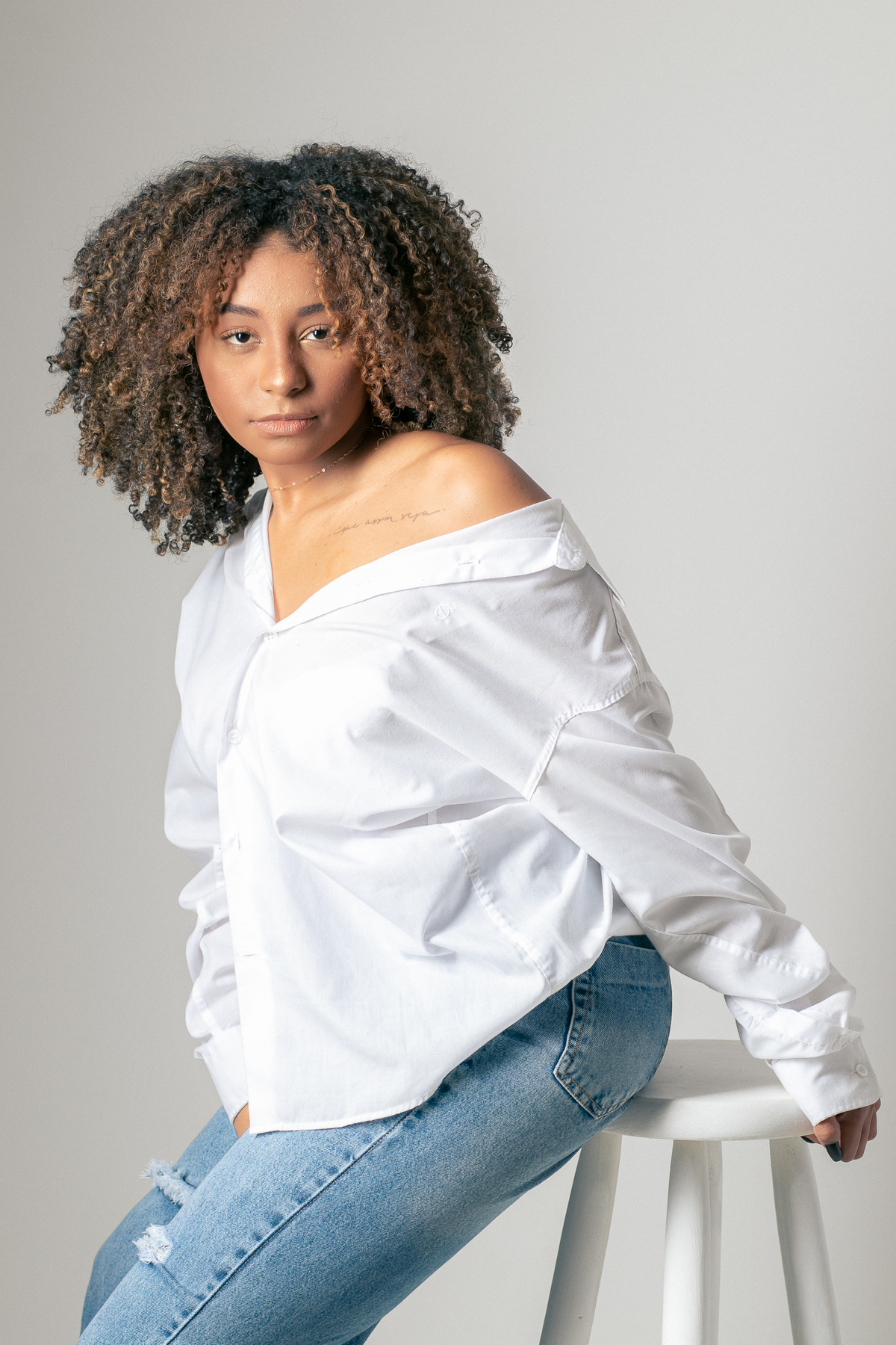 ensaio casual feminino em estúdio marcos felipe fotografia belo horizonte contagem ibirite jeans blusa social branca