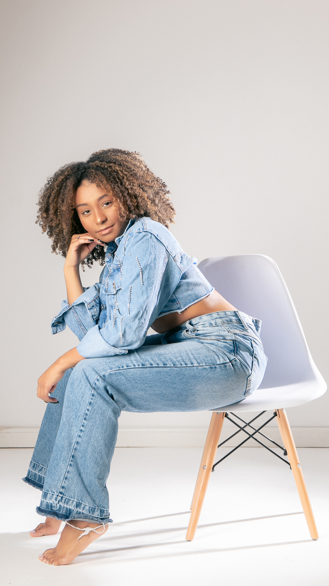 ensaio casual feminino em estúdio marcos felipe fotografia belo horizonte contagem ibirite jeans blusa social branca