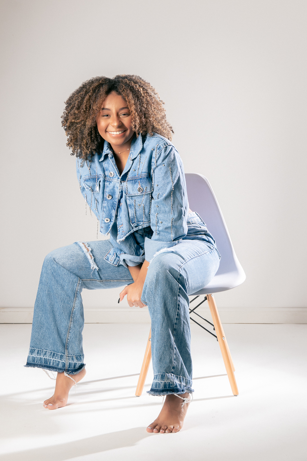 ensaio casual feminino em estúdio marcos felipe fotografia belo horizonte contagem ibirite jeans blusa social branca