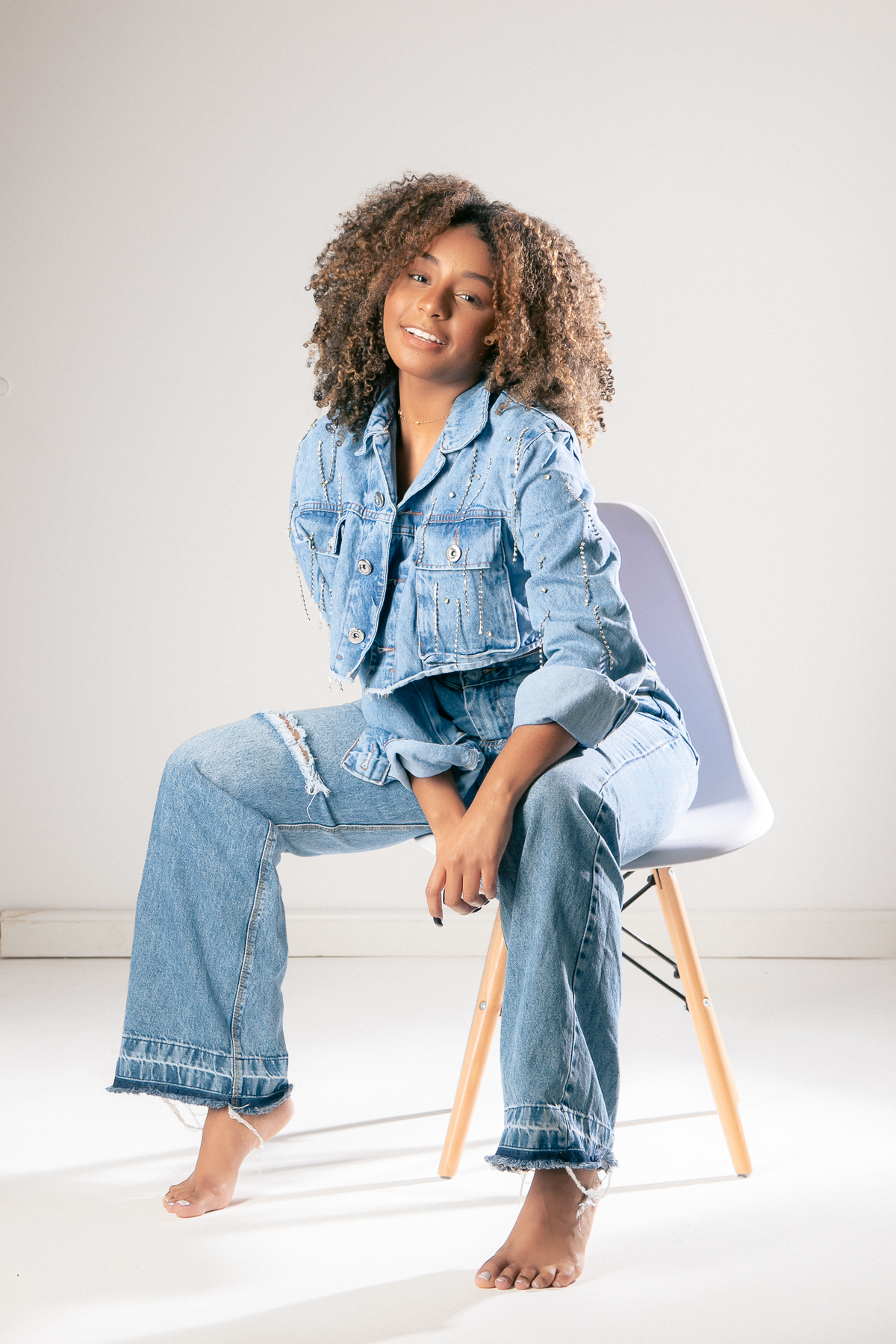 ensaio casual feminino em estúdio marcos felipe fotografia belo horizonte contagem ibirite jeans blusa social branca