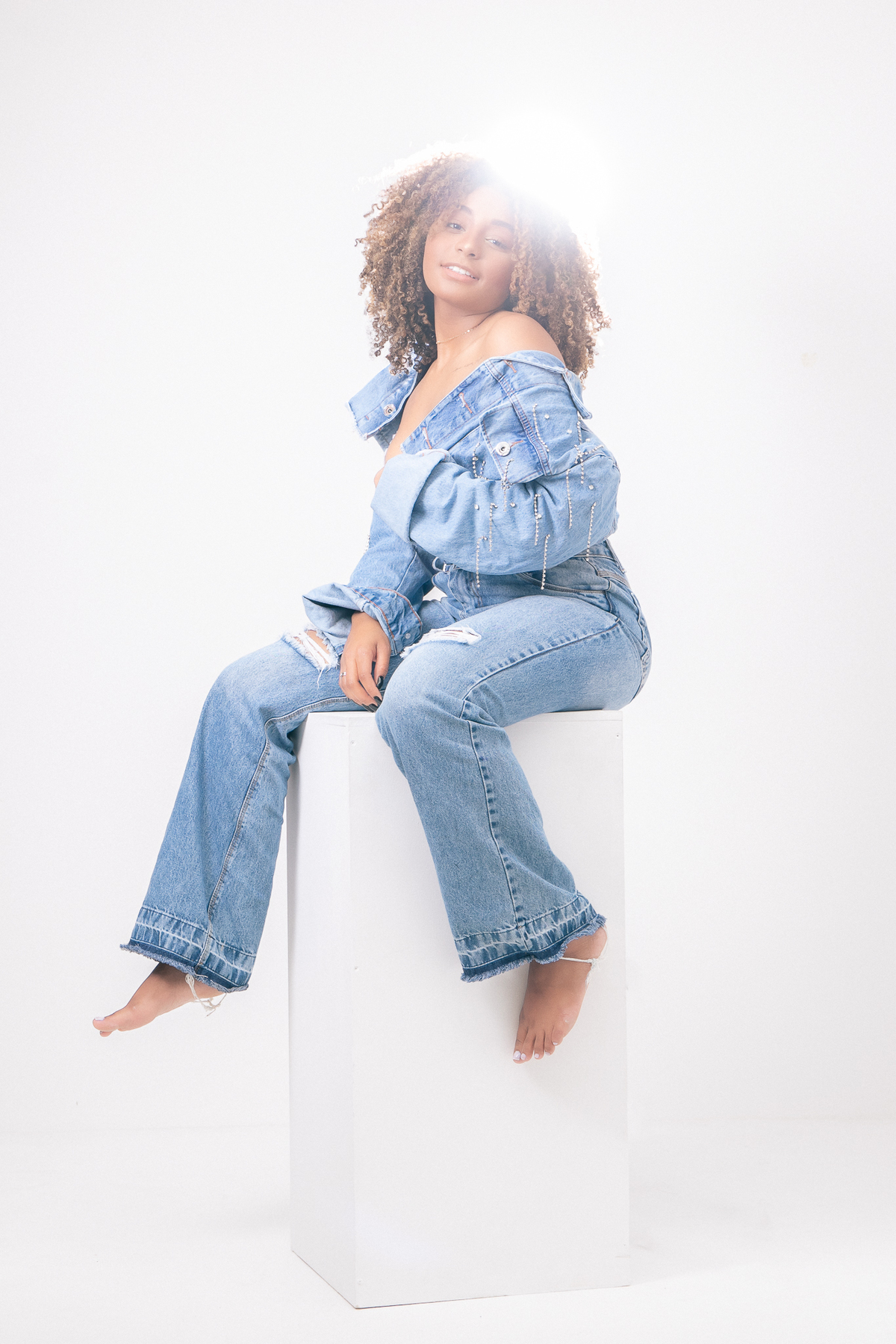 ensaio casual feminino em estúdio marcos felipe fotografia belo horizonte contagem ibirite jeans blusa social branca