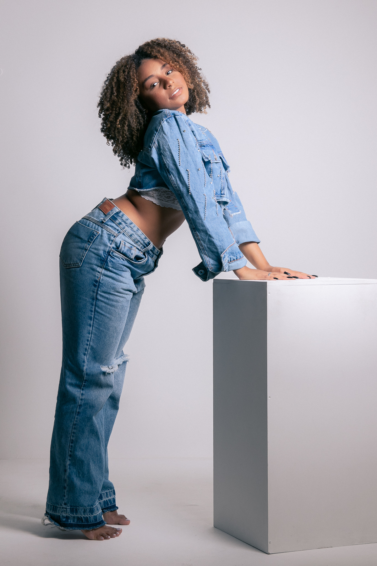 ensaio casual feminino em estúdio marcos felipe fotografia belo horizonte contagem ibirite jeans blusa social branca