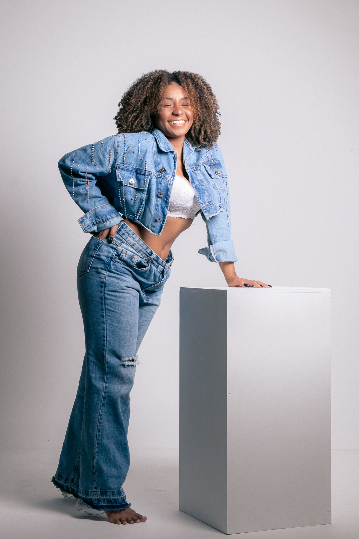 ensaio casual feminino em estúdio marcos felipe fotografia belo horizonte contagem ibirite jeans blusa social branca