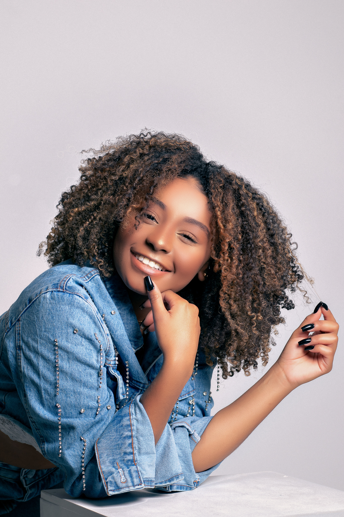 ensaio casual feminino em estúdio marcos felipe fotografia belo horizonte contagem ibirite jeans blusa social branca