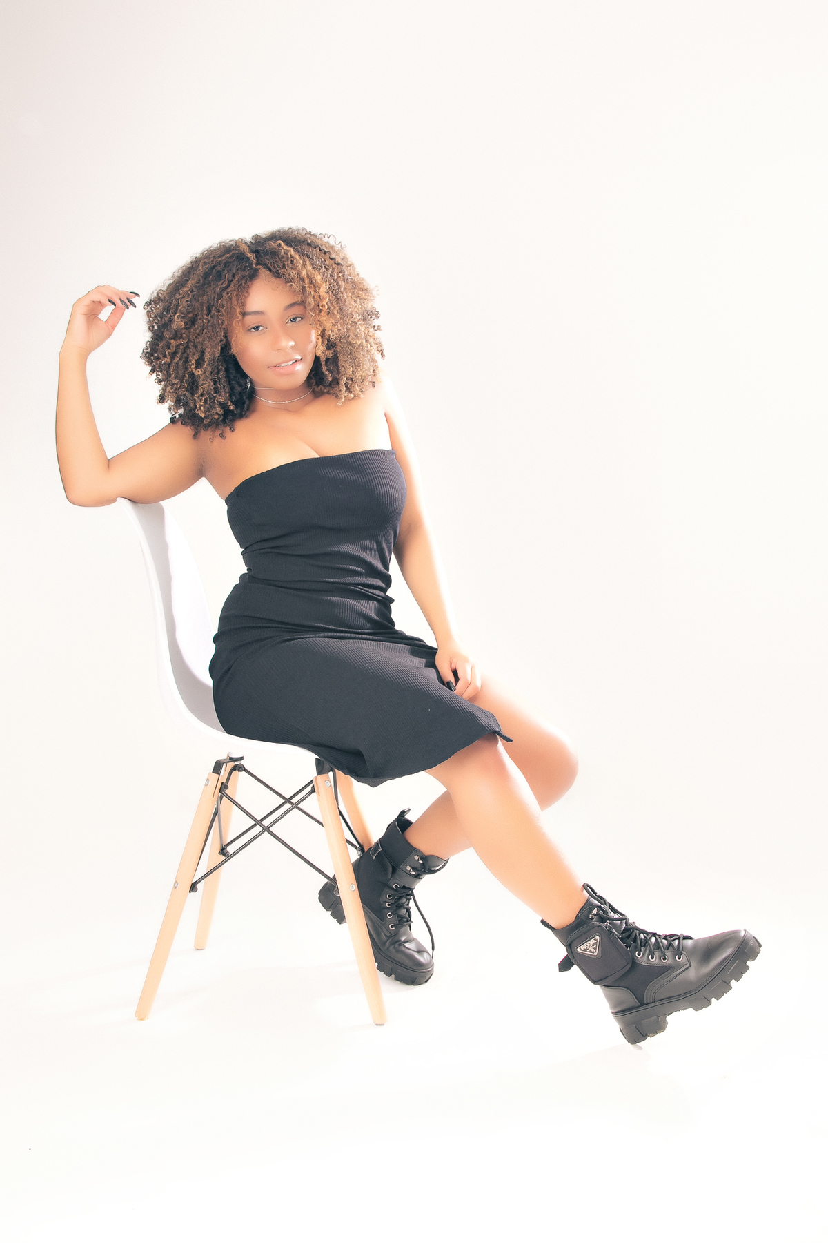 ensaio casual feminino em estúdio marcos felipe fotografia belo horizonte contagem ibirite jeans blusa social branca