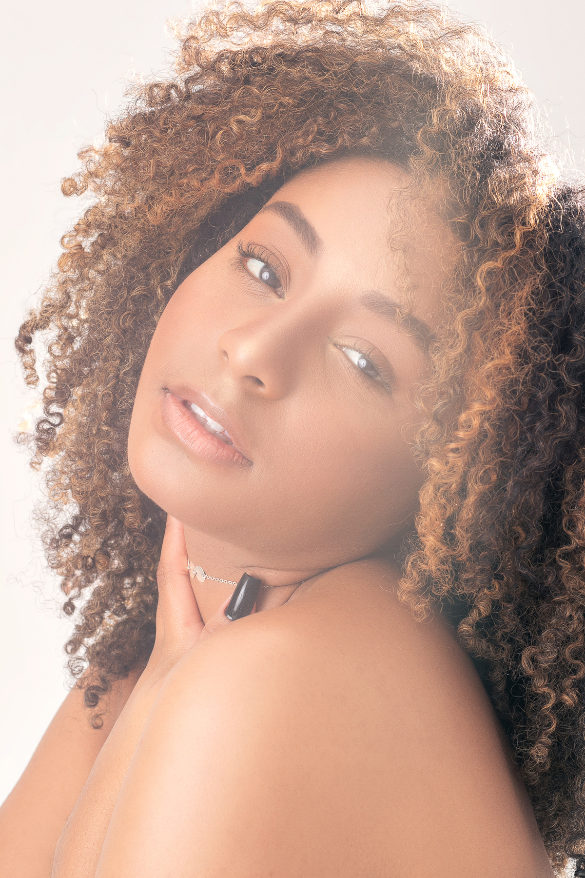 ensaio casual feminino em estúdio marcos felipe fotografia belo horizonte contagem ibirite jeans blusa social branca