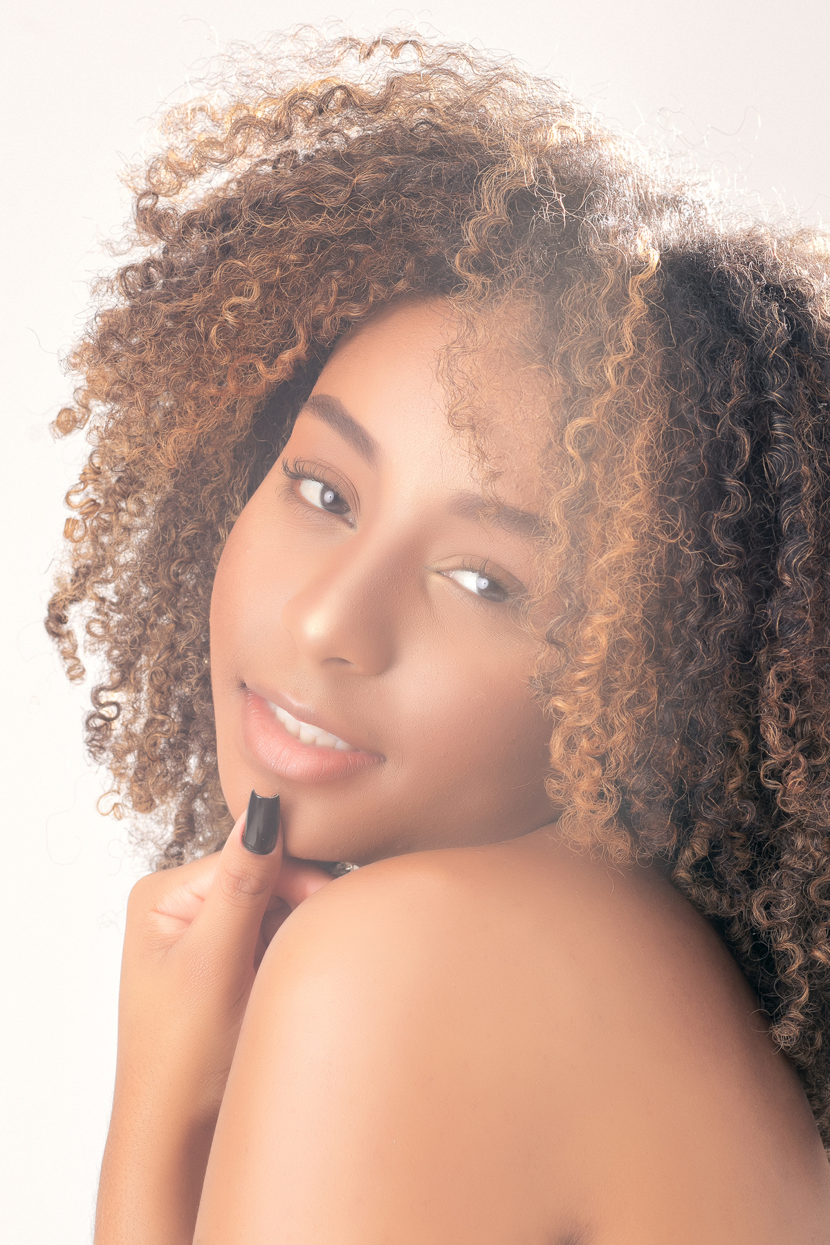 ensaio casual feminino em estúdio marcos felipe fotografia belo horizonte contagem ibirite jeans blusa social branca