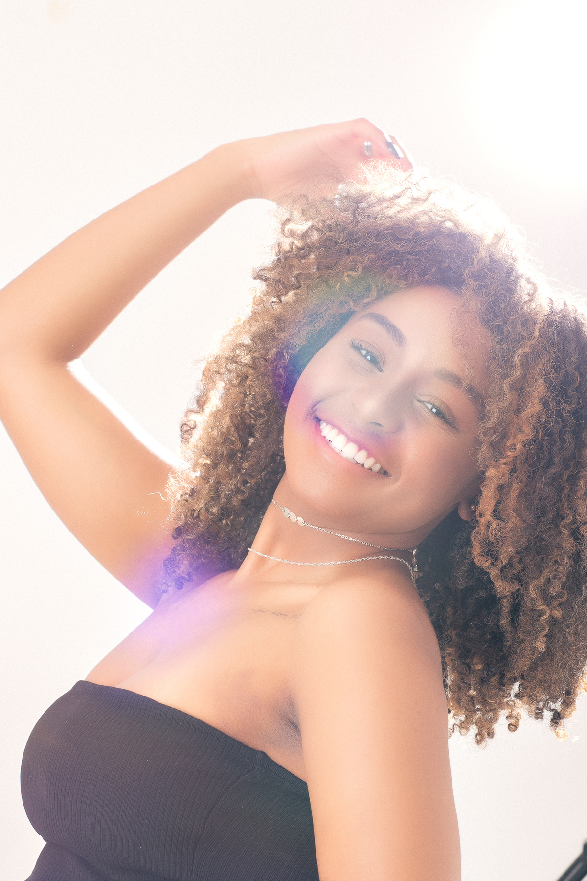 ensaio casual feminino em estúdio marcos felipe fotografia belo horizonte contagem ibirite jeans blusa social branca