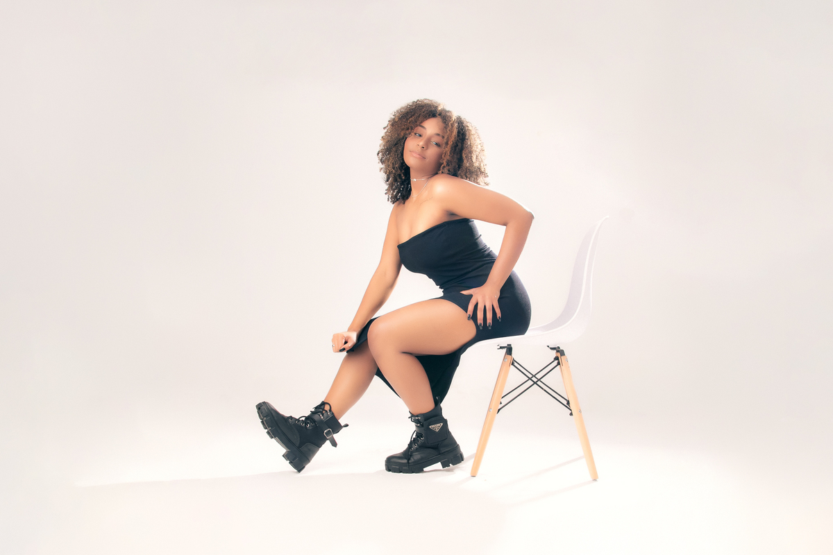 ensaio casual feminino em estúdio marcos felipe fotografia belo horizonte contagem ibirite jeans blusa social branca