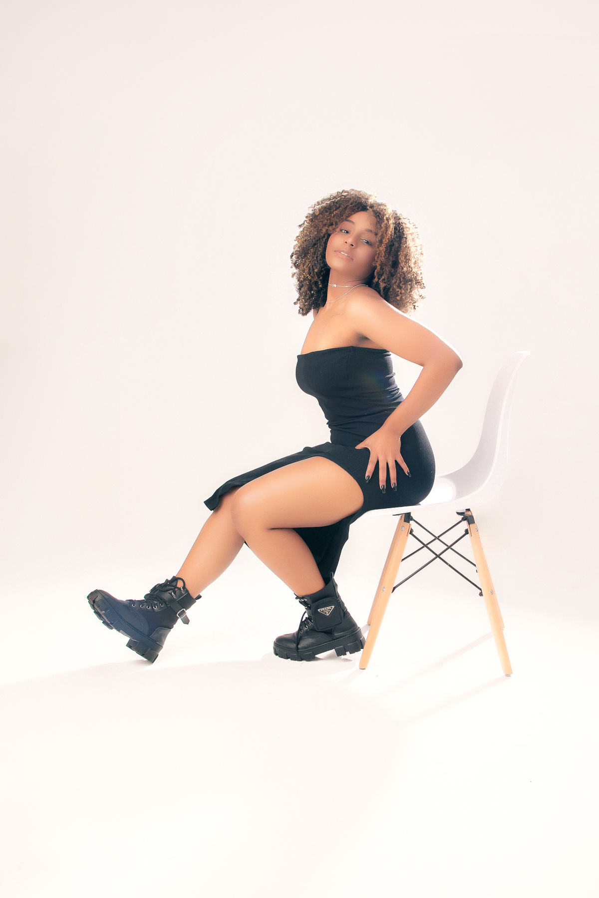 ensaio casual feminino em estúdio marcos felipe fotografia belo horizonte contagem ibirite jeans blusa social branca